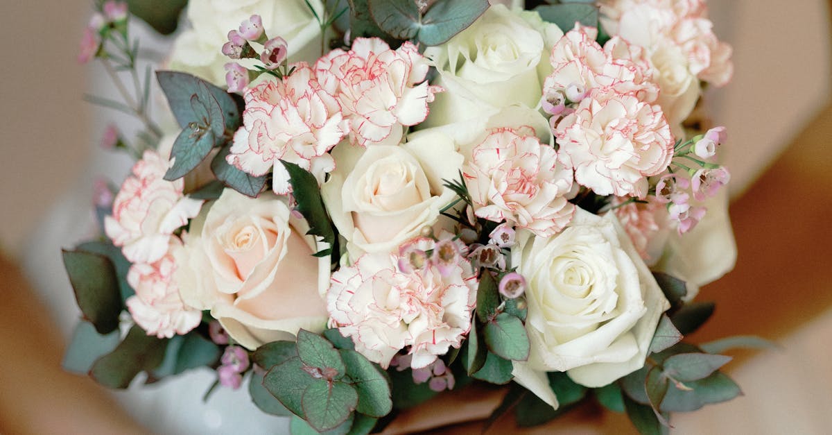 Creating a Cozy Autumn Wedding Atmosphere with Flowers