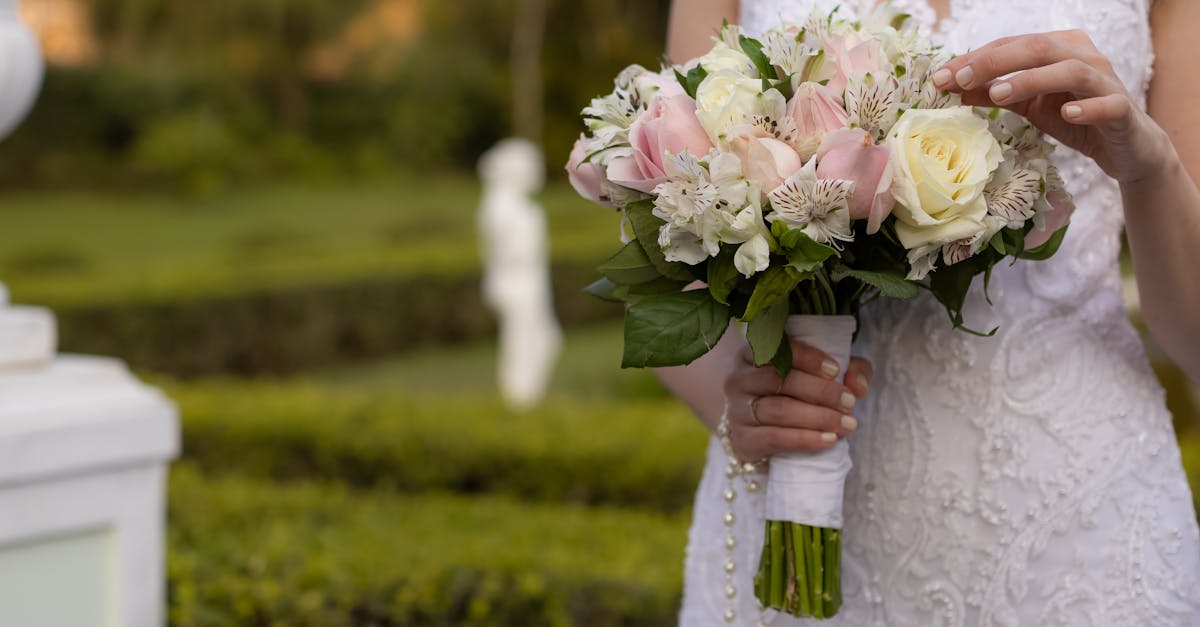 How to Incorporate Personal Style into Your Wedding Arch Florals