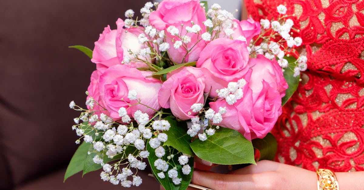 Seasonal Bouquets: Choosing the Right Flowers for Your Wedding