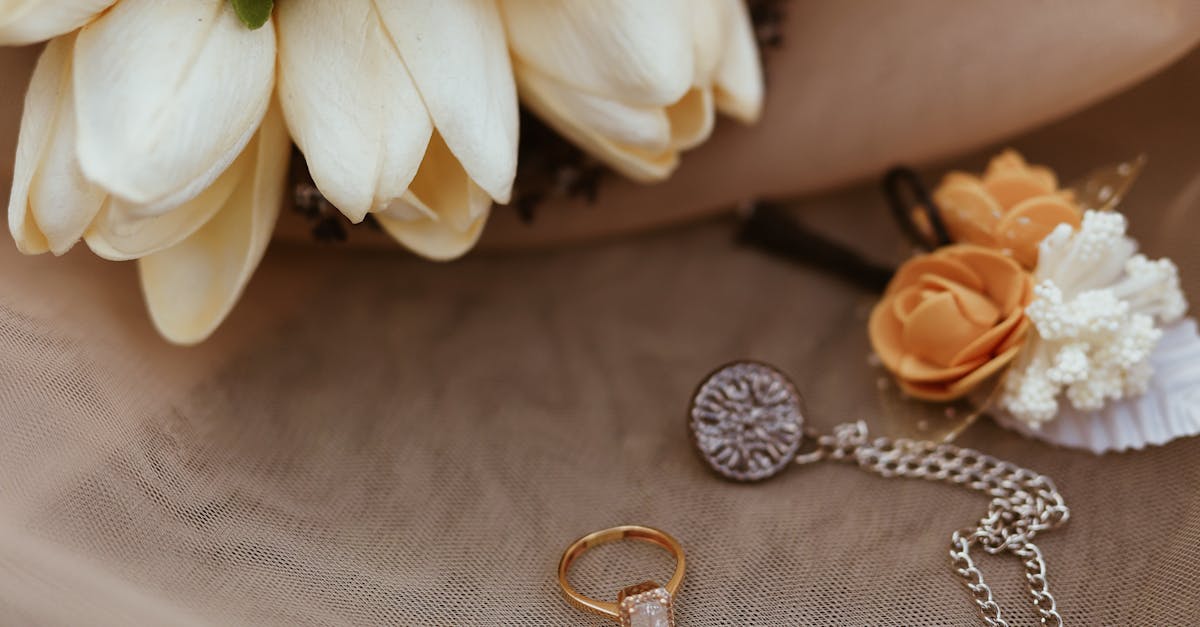 Seasonal Floral Installations to Match Your Wedding Theme